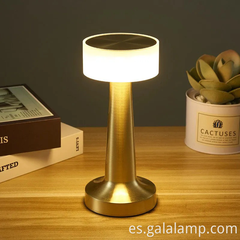 Lámpara de escritorio de hierro forjado elegante con una conveniente carga USB